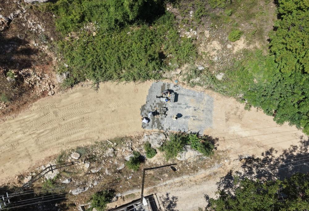 Kırsal mahallelerin yolları parkeyle yenileniyor