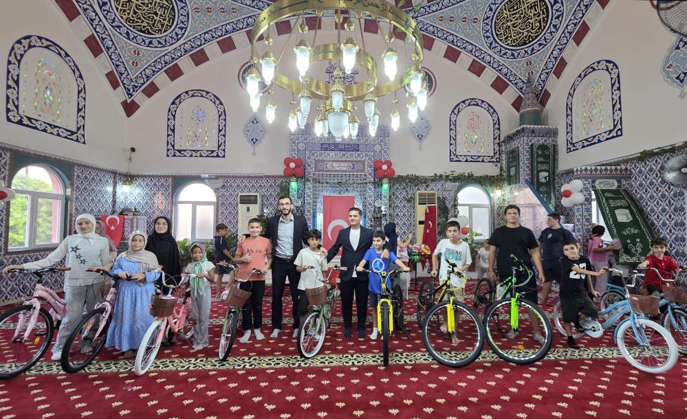 Hediyelerle çocukları camiye ve Kur'an kursuna teşvik ediyor