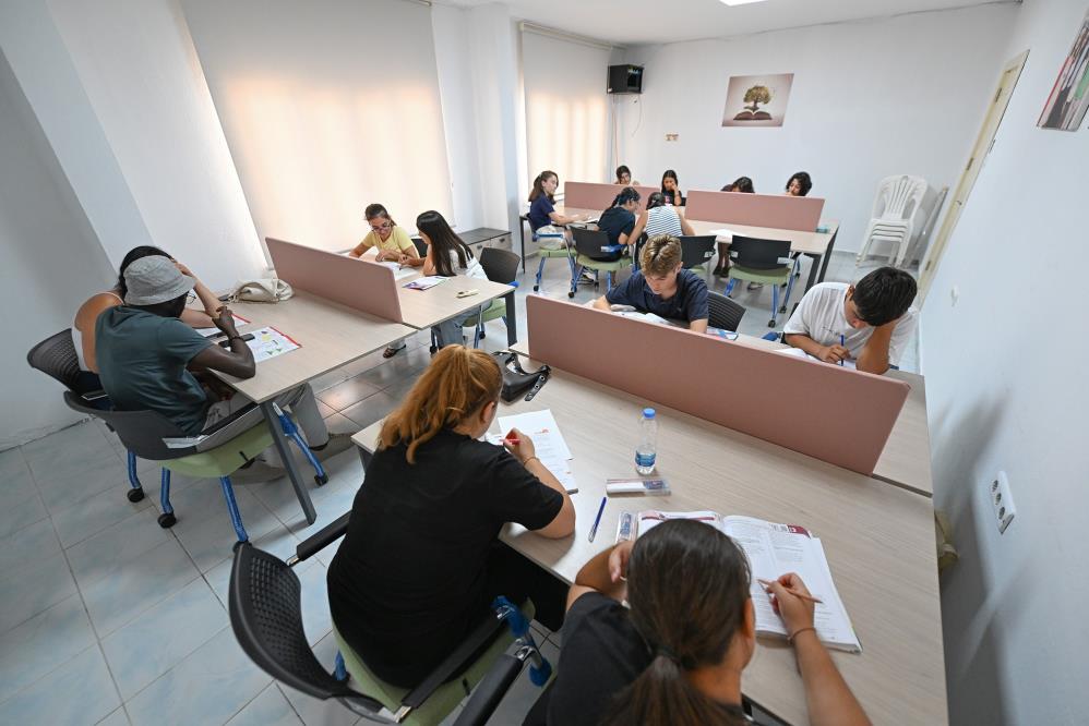 Gençler sınavlara okuma salonunda hazırlanıyor
