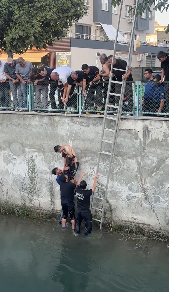 Kanala düşen genci arkadaşı yakaladı