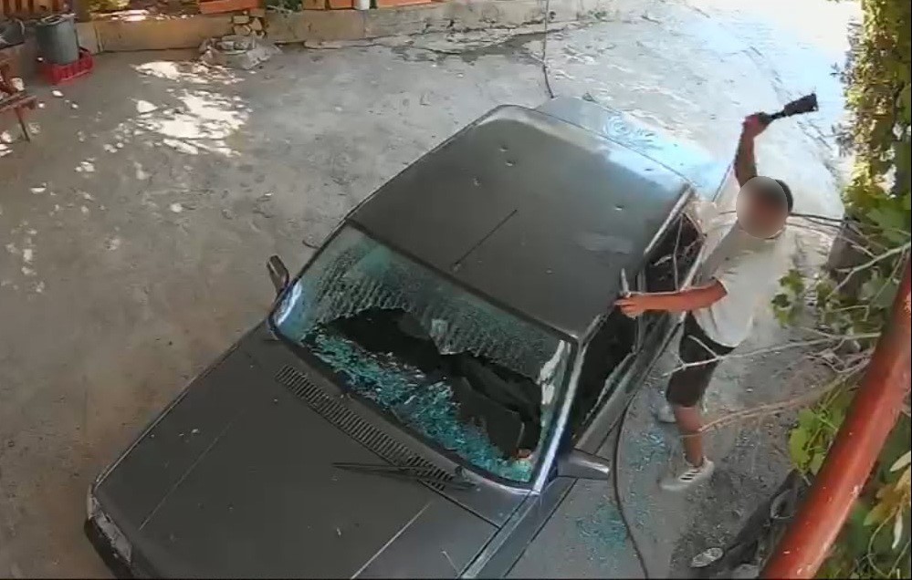 Anamur'da Kadına ait otomobile satır ve bıçakla zarar verdi
