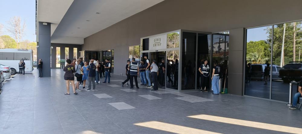 Kazazedelerin yakınlarının Taşucu Limanı'ndaki endişeli bekleyişleri sürüyor