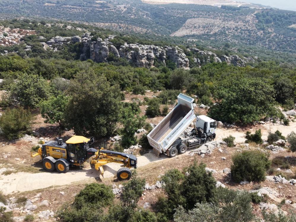 Kırsal mahallelerinde ulaşım için yol mesaisi