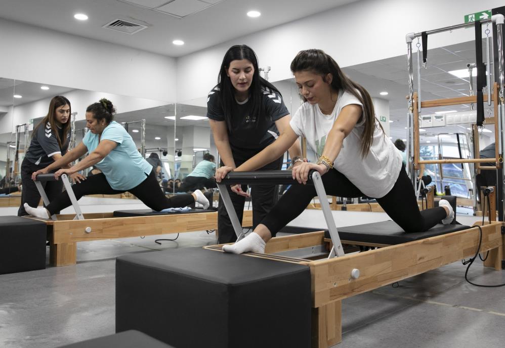 Kadınlar ücretsiz pilates kursunda hem spor yapıyor hem sosyalleşiyor