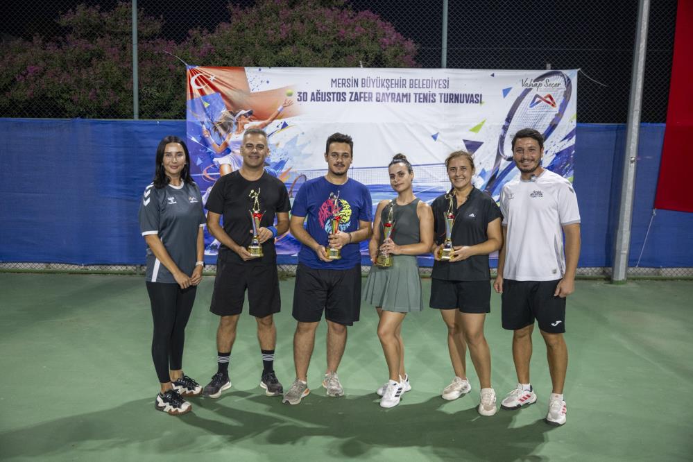 Zafer Bayramı tenis turnuvasında şampiyonlar belli oldu