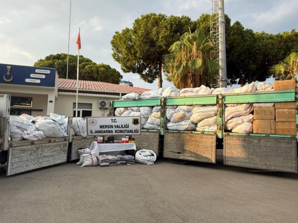Kaçak 20 binden fazla kıyafet ele geçirildi