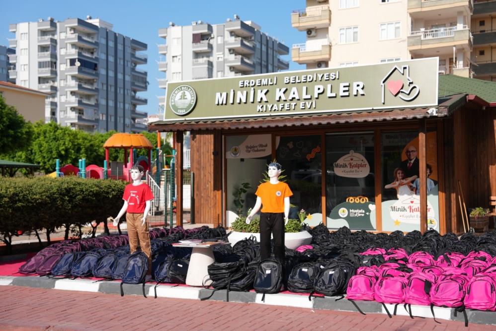 Öğrencilere kırtasiye ve kıyafet desteği