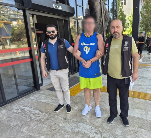 Alanya'da Türk bayrağına tüküren İngiliz turist tutuklandı!