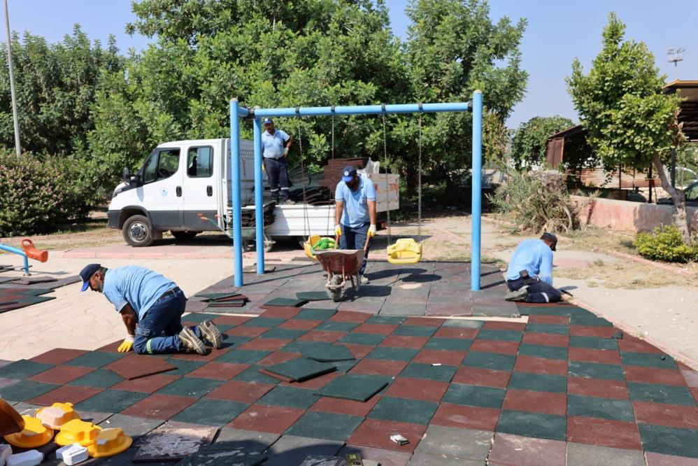 Parklar yenileniyor, çocuklar için daha güvenli hale getiriliyor
