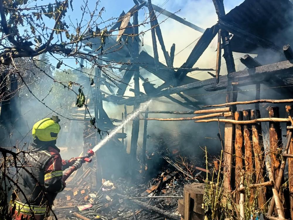 Eski köy evi alevlere teslim oldu
