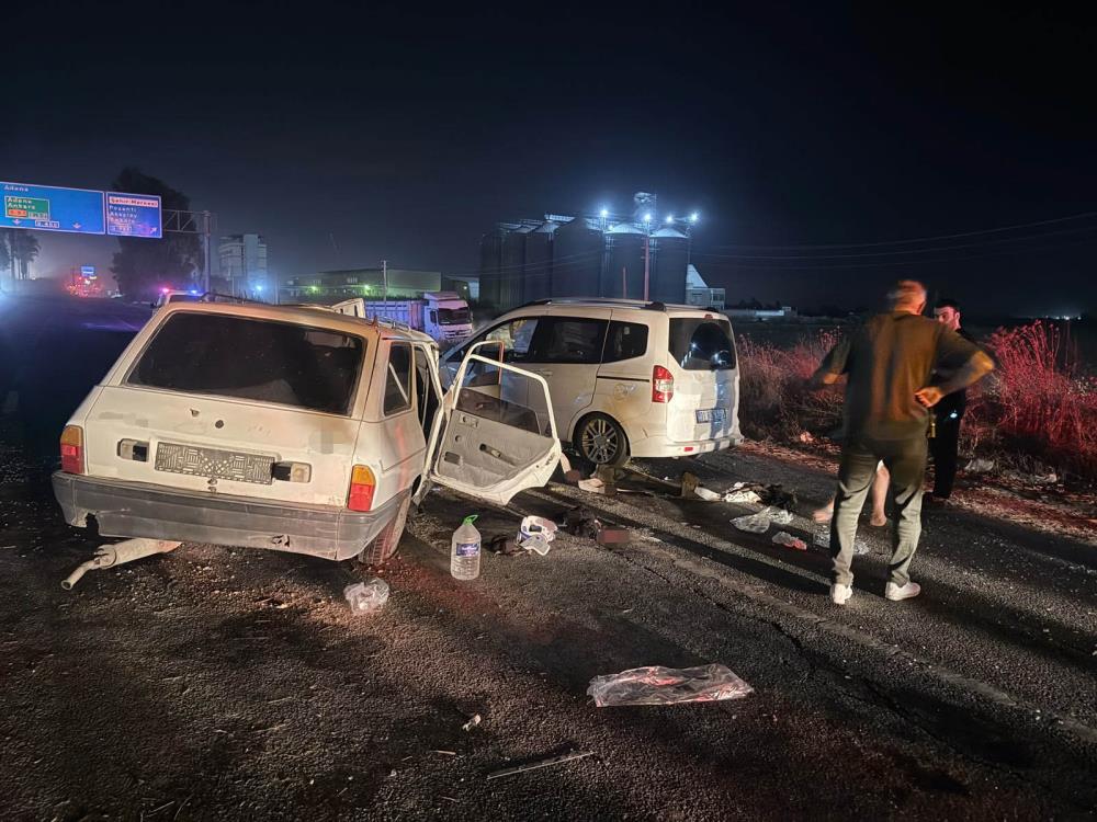 Otomobil karşı şeride geçti: 1 çocuk öldü, 6 yaralı