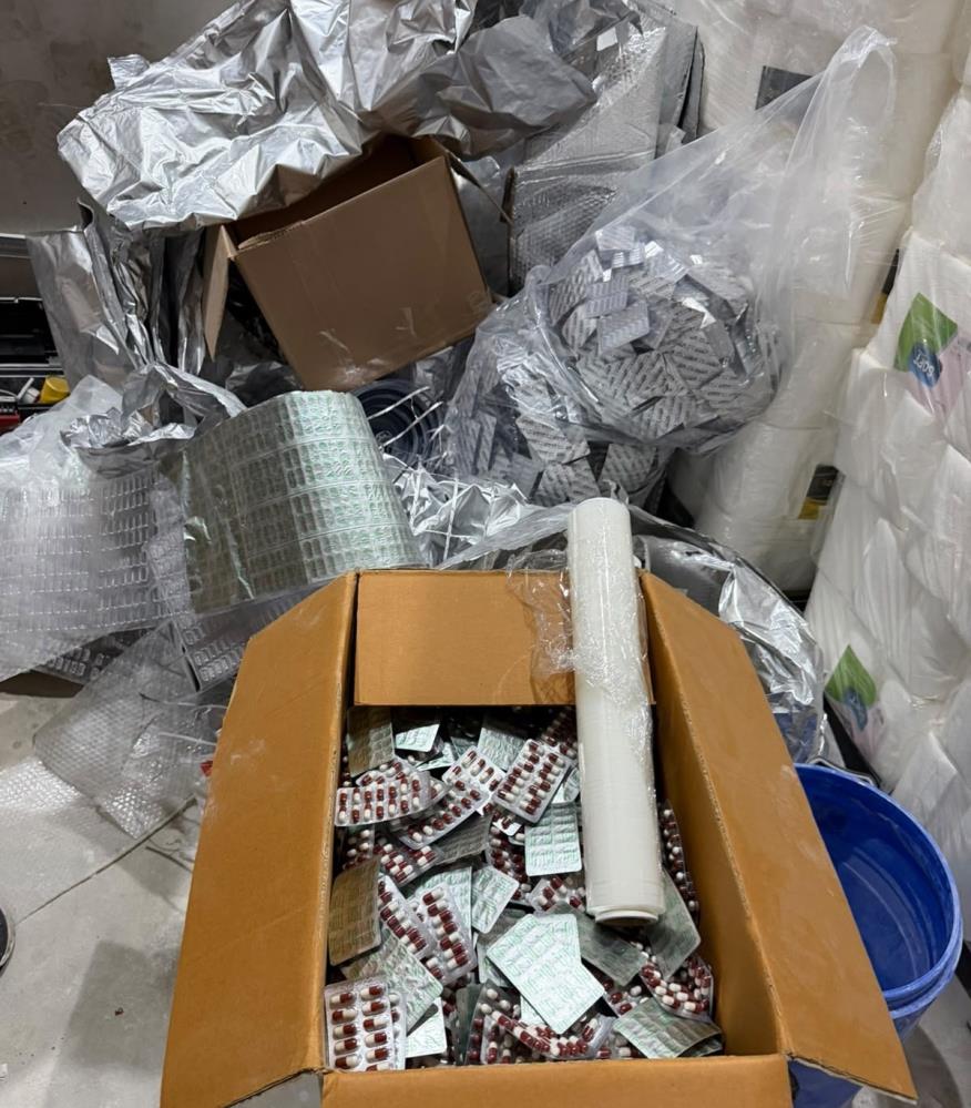 100 bin sentetik ecza hap ele geçirildi