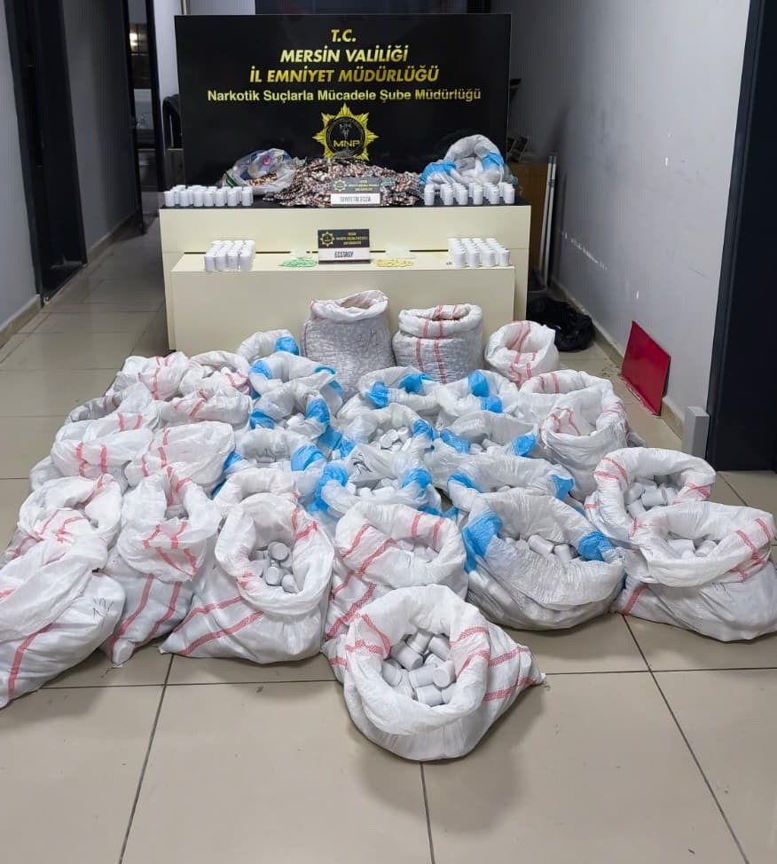 Hastane otoparkındaki araçta 256 binden fazla sentetik ecza ele geçirildi