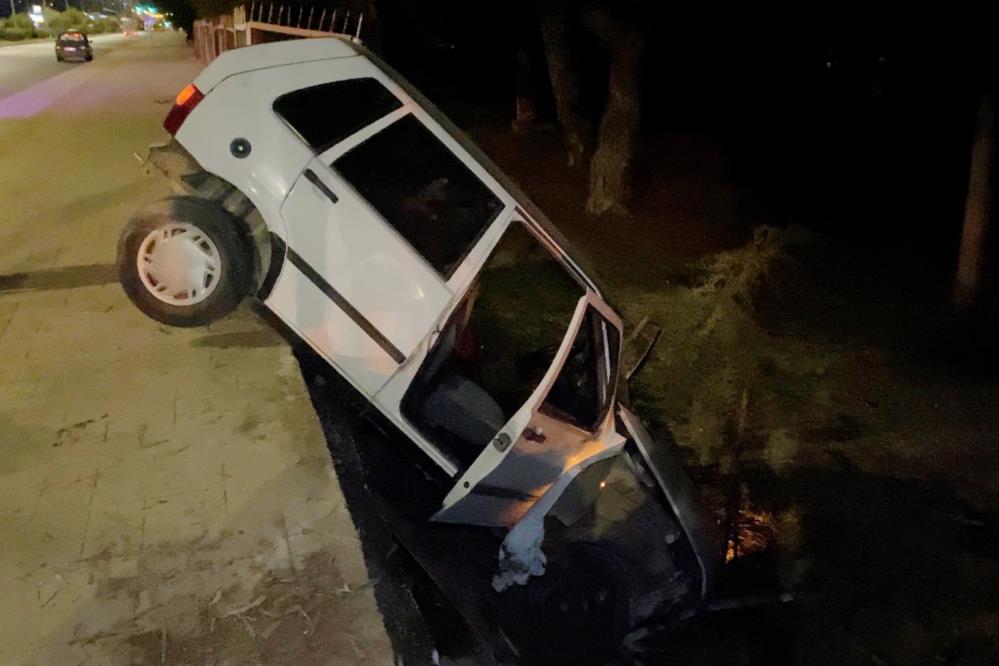Kaza yapan otomobil asılı kaldı: 2 yaralı