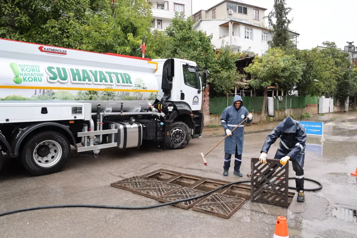 Gebze'de ekiplerden sağanak mesaisi