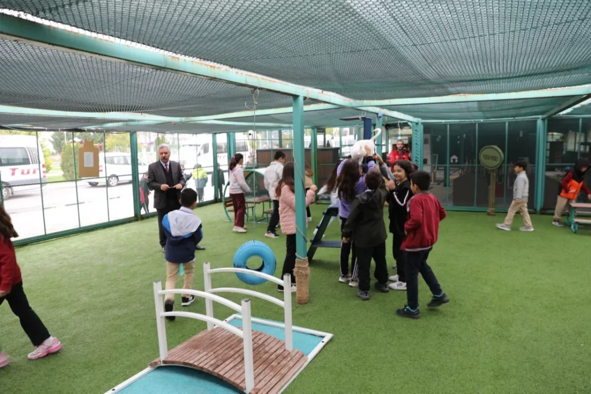 Kayseri Kocasinan çocuklara hayvan sevgisi aşılıyor