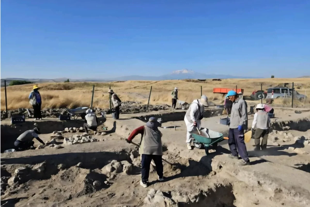 Kültepe’de 78 yıllık kazı tarihinde bir ilk! Helenistik Dönem mozaiği bulundu
