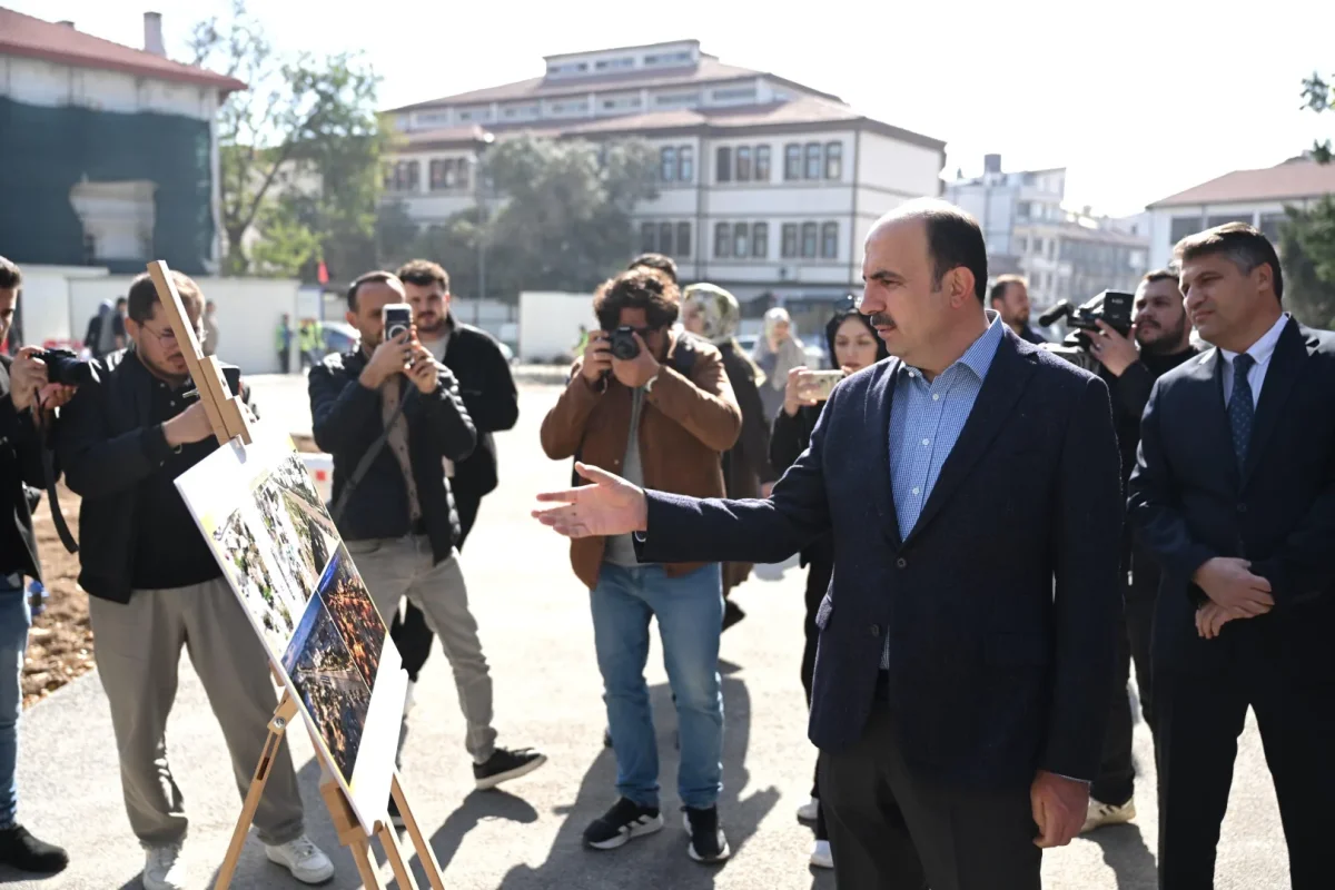 Konya Mevlana Caddesi'nde çevre düzenlemesi sürüyor