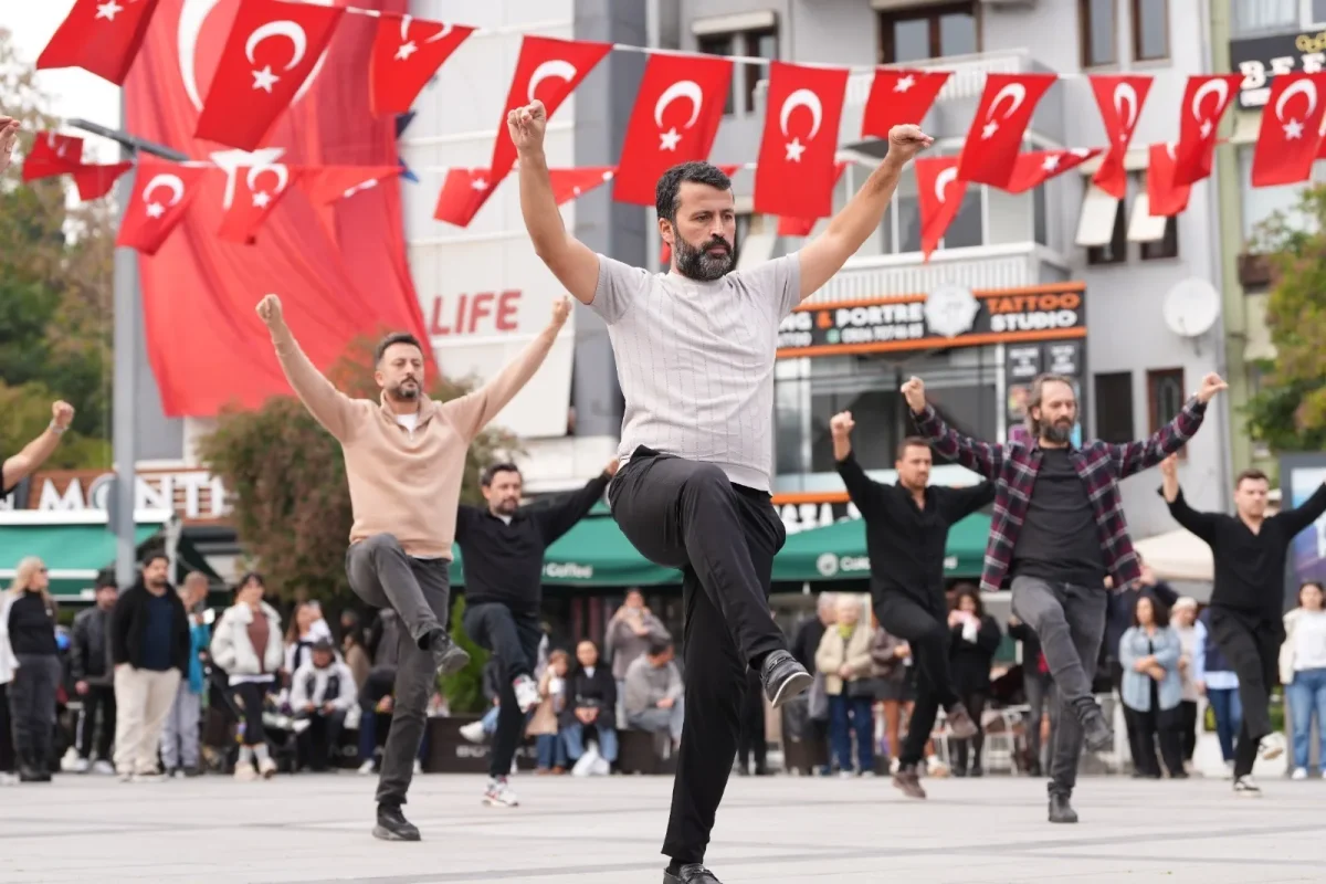 İzmit’ten Cumhuriyet’e 41 kişilik zeybekli selam