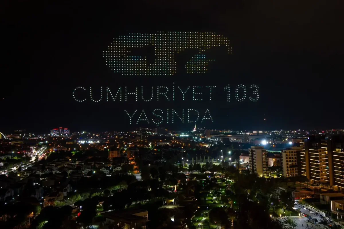 Cumhuriyet coşkusu gökyüzünü aydınlattı