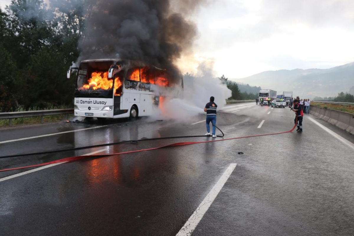Alev alev yanan otobüsün yolcuları firmaya isyan etti