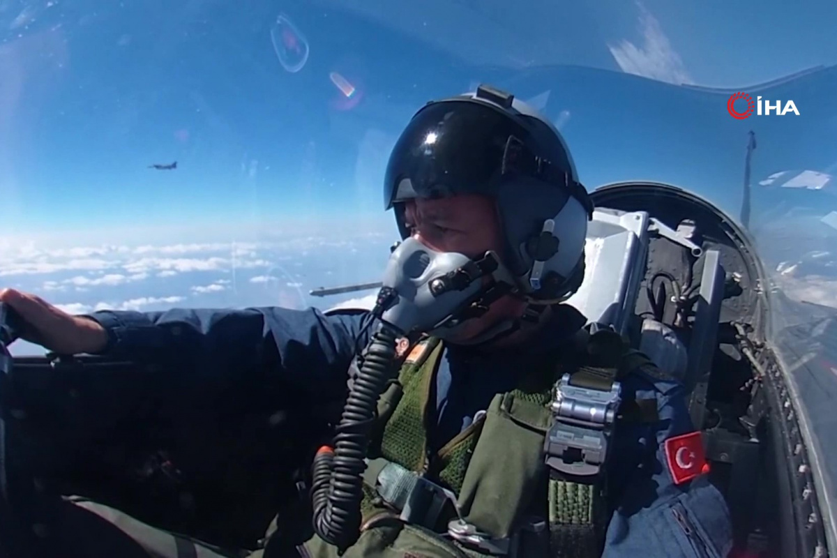 Milli Savunma Bakanı Akar, F-16 kokpitinde