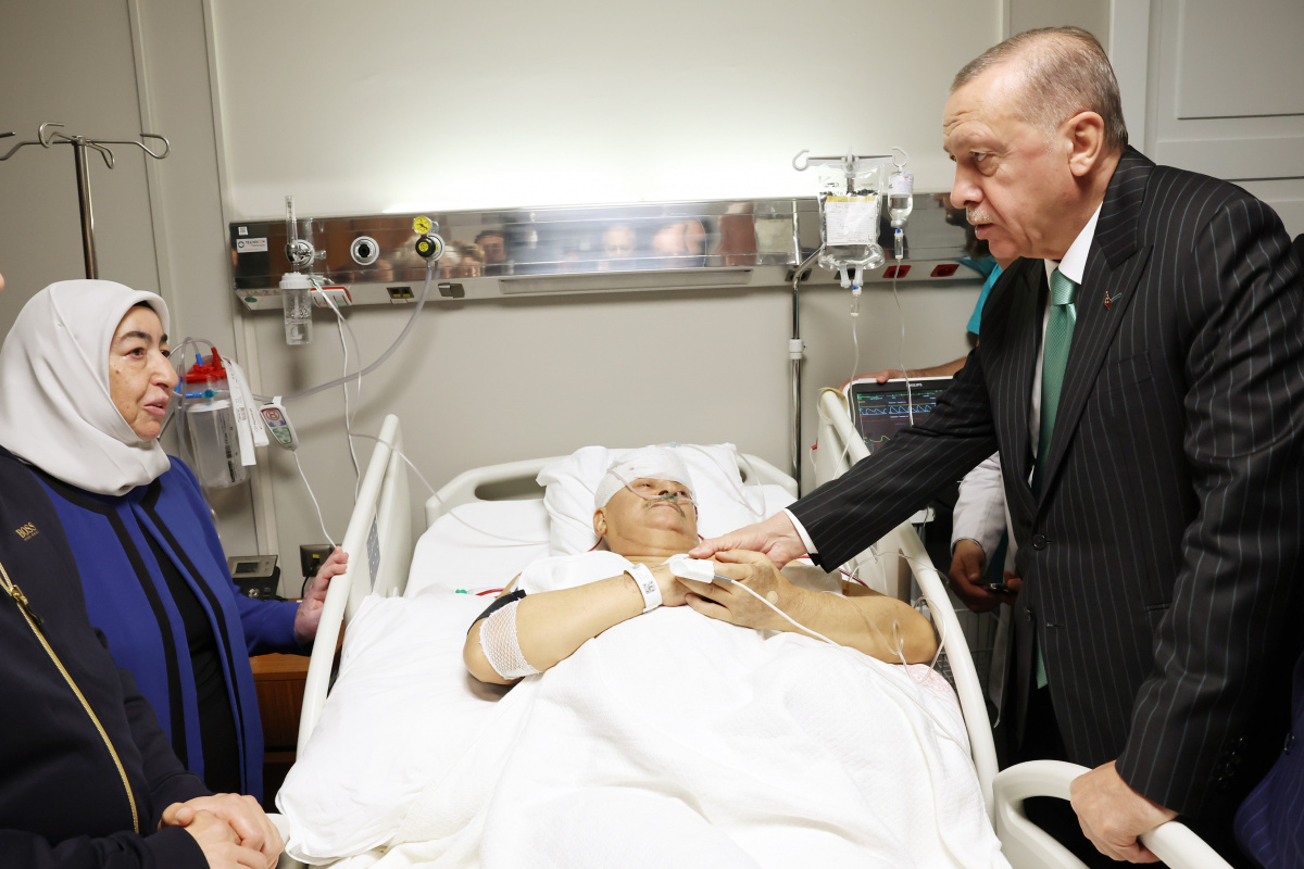 Erdoğan, Binali Yıldırım'ı ve Şamil Ayrım'ı hastanede ziyaret etti