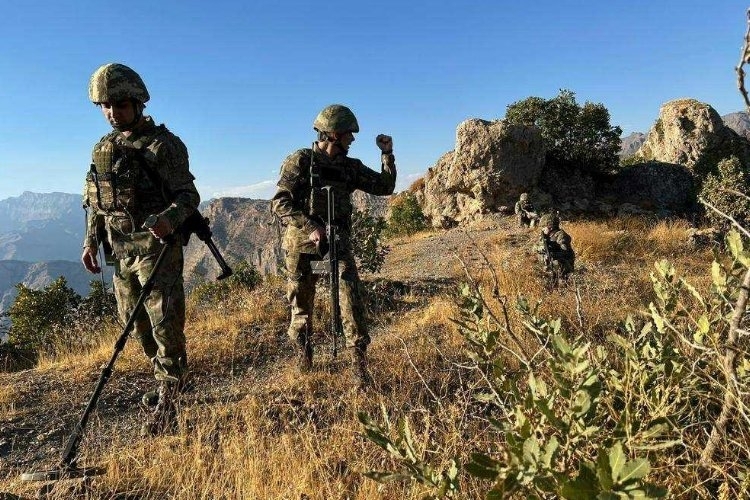 Pençe Kilit'te 455 terörist sığınakda etkisiz hale getirildi!