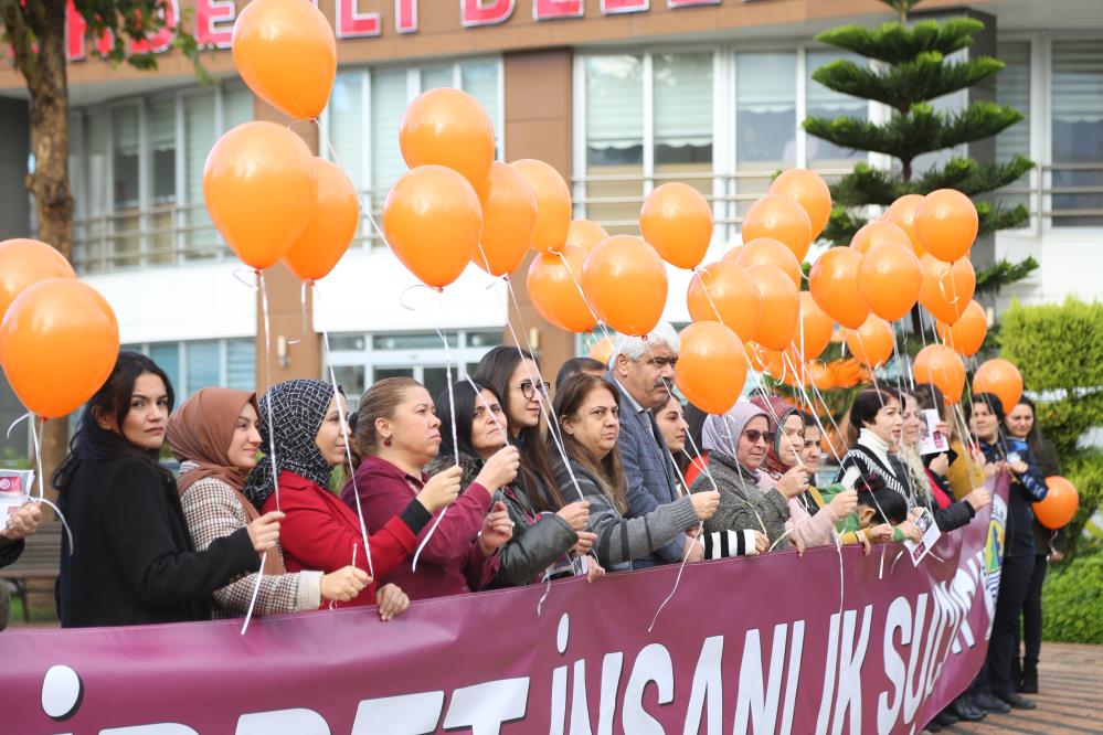 Kadına şiddete dikkat çekmek için yüzlerce balon gökyüzüne bırakıldı