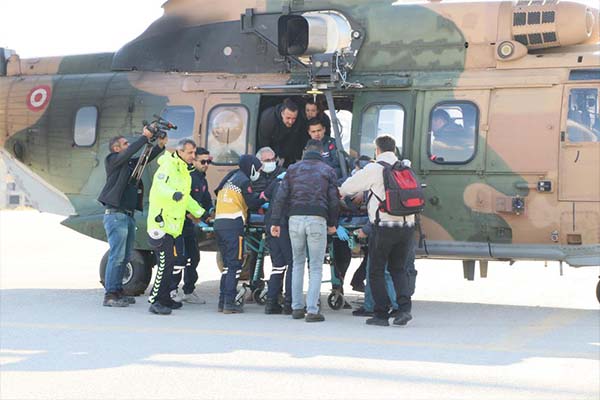 Enkazdan çıkarılan 8 aylık hamile kadın helikopterle Mersin’e getirildi