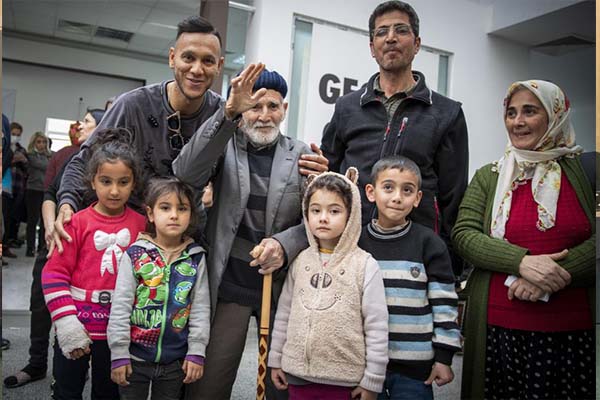 Josef De Souza Mersin'de depremzedeleri ziyaret etti