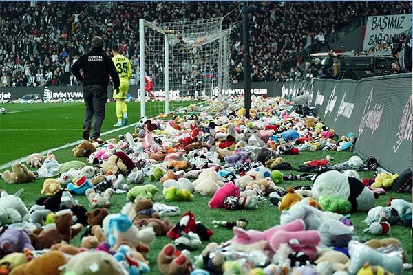 Beşiktaş tribünlerinden oyuncak yağmuru