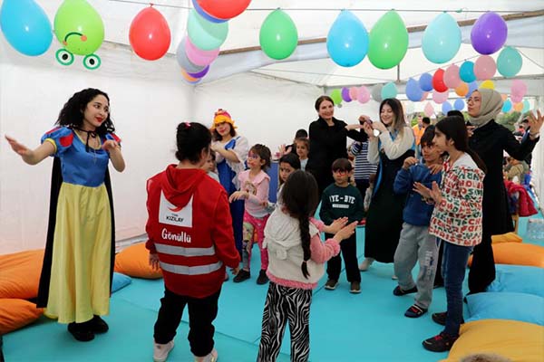 Depremzede çocuklar oyunla moral buluyor