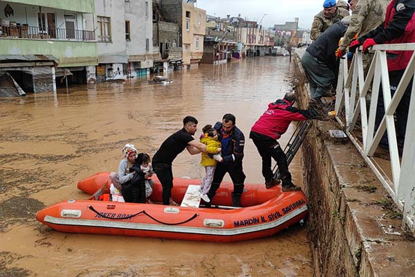 Evlerinde mahsur kalanlar botlarla kurtarıldı