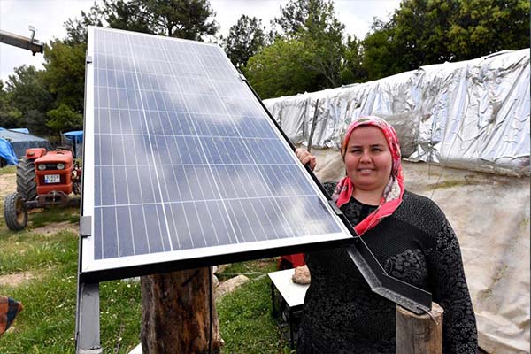Başpınar ailesinin çadırı, Büyükşehir'in güneş paneli ile aydınlatıldı