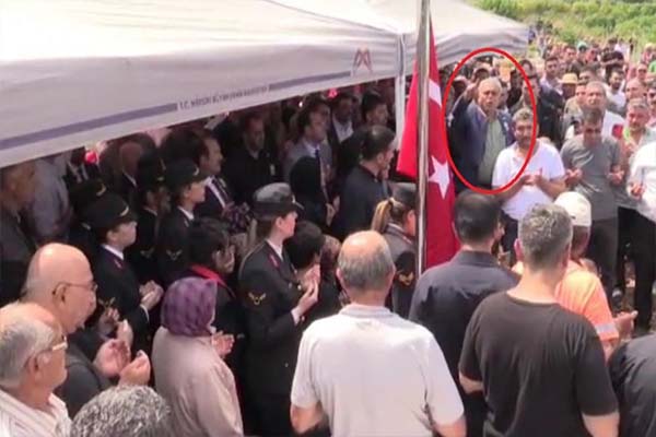 CHP'li Milletvekili Çakır şehidin defini sırasında ortalığı gerince tepki çekti