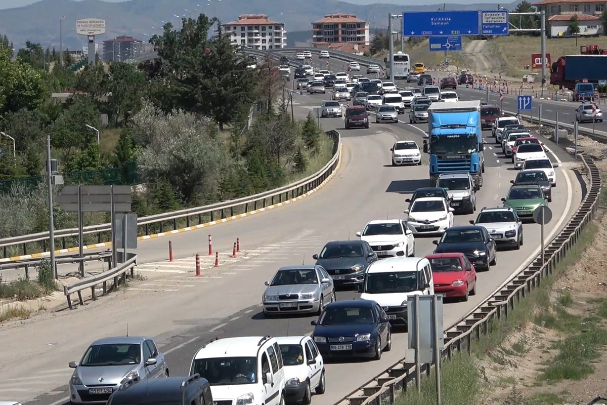 Tatilcilerin dönüş yolculuğu sürüyor