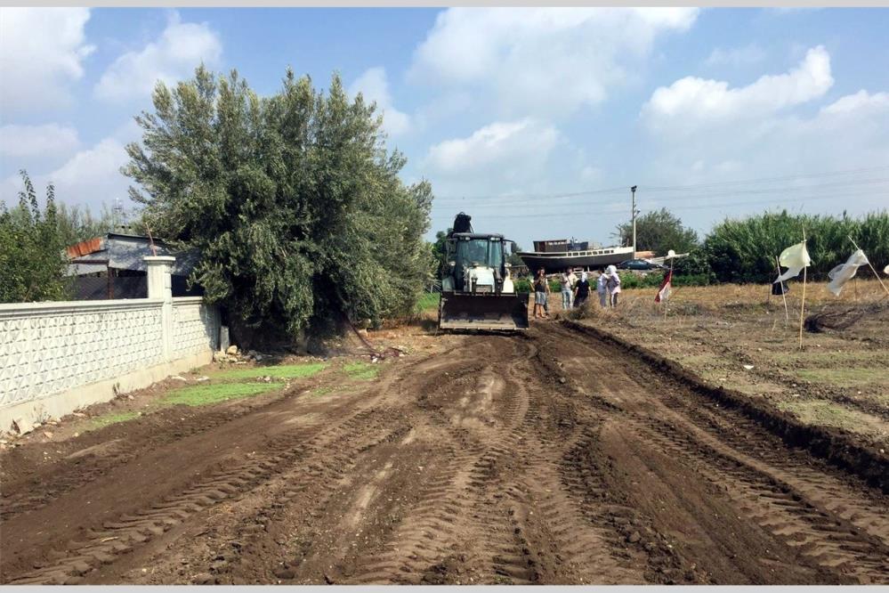  Akdeniz'de yol  yenileme çalışmaları sürüyor