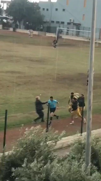 Amatör maçta futbolcudan hakemlere saldırı