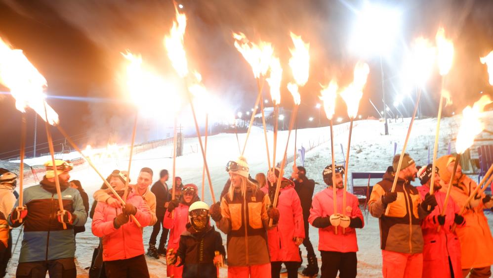 Palandöken’de tatilciler yeni yıla meşaleli kayak gösterisiyle girdi