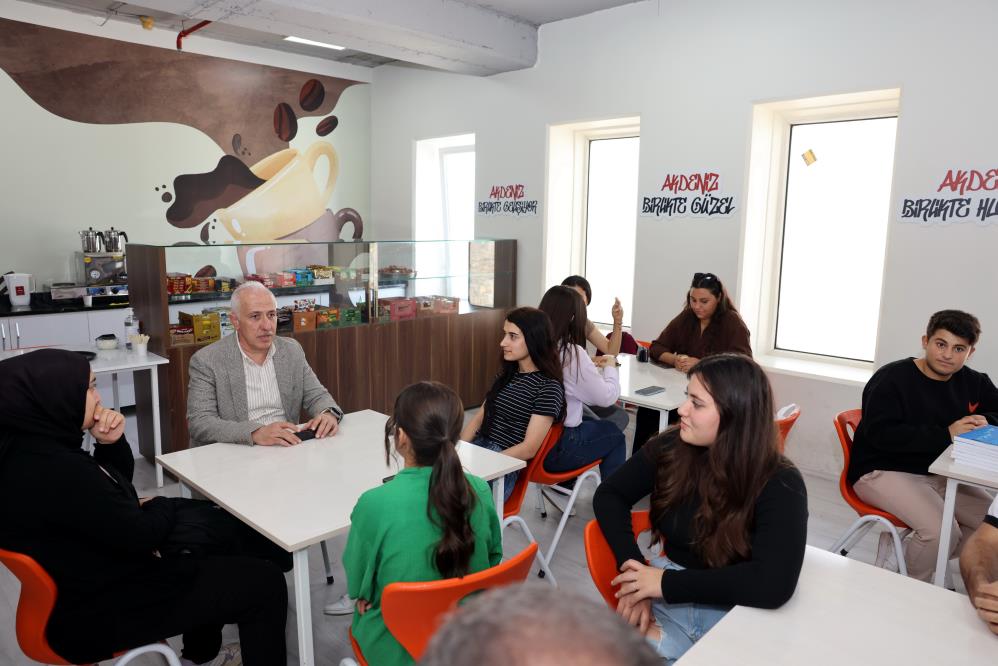 Belediyeden üniversiteyi kazanan öğrencilere destek