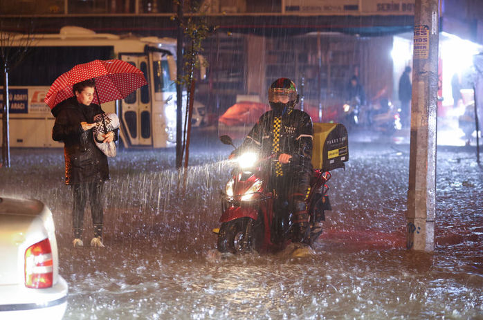 Antalya'da yoğun yağış sele neden oldu