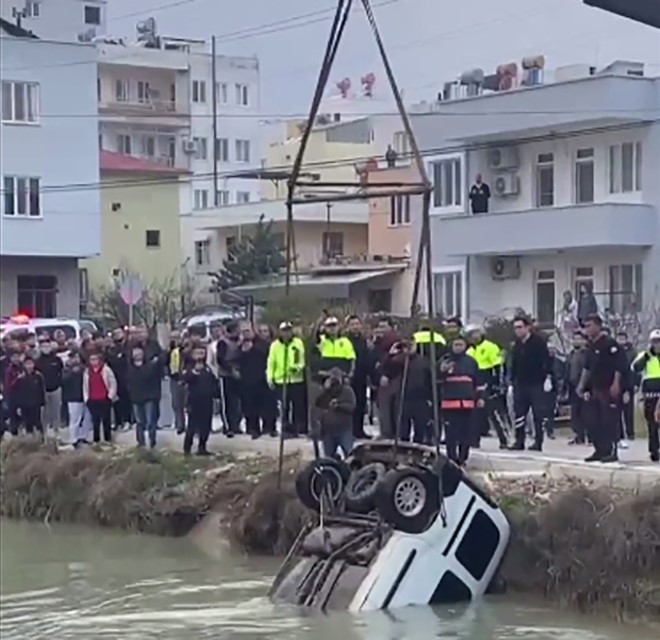 Kontrolden çıkan araç sulama kanalına düştü