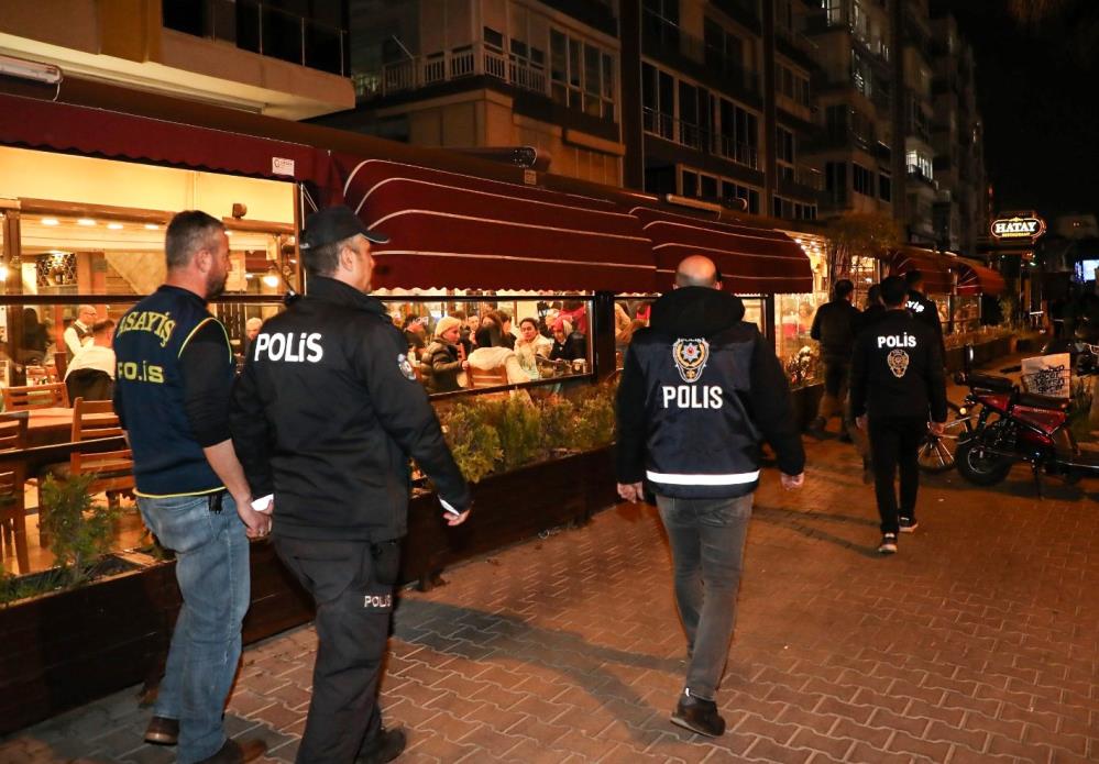 Polis umuma açık mekanlarda denetim yaptı