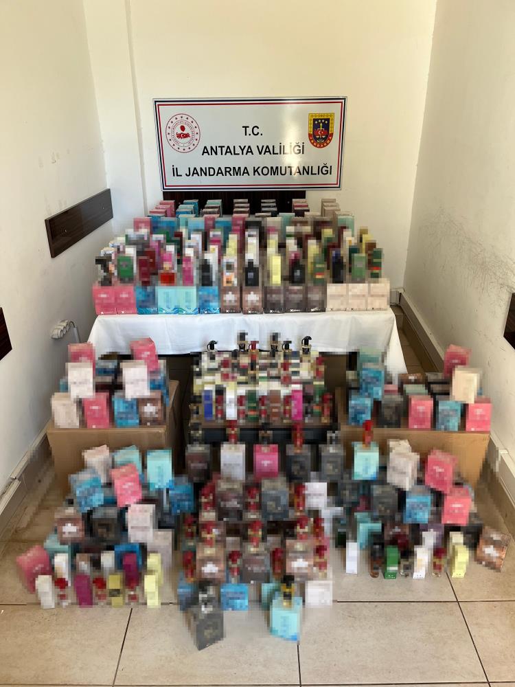 2 bin 300 adet kaçak parfüm ele geçirildi
