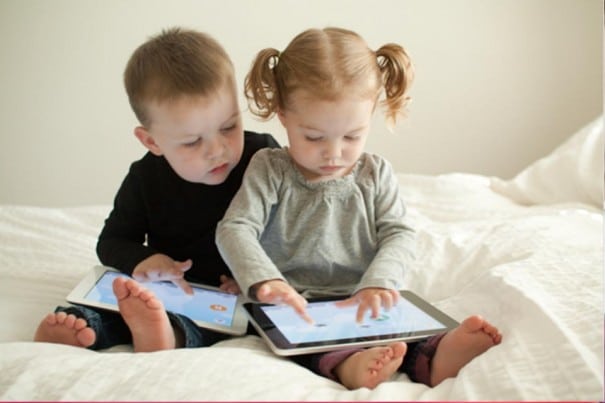 İki yaşında tablet kullanan çocuk dikkat!