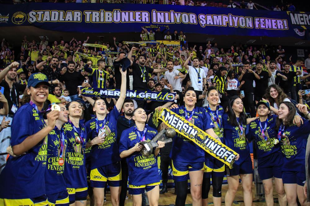 FIBA Kadınlar Euroleague'de şampiyon olan Fenerbahçe kupasını aldı
