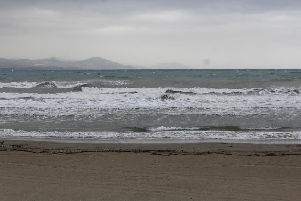 Sahilde şiddetli rüzgar denizde dalgalar oluşturdu