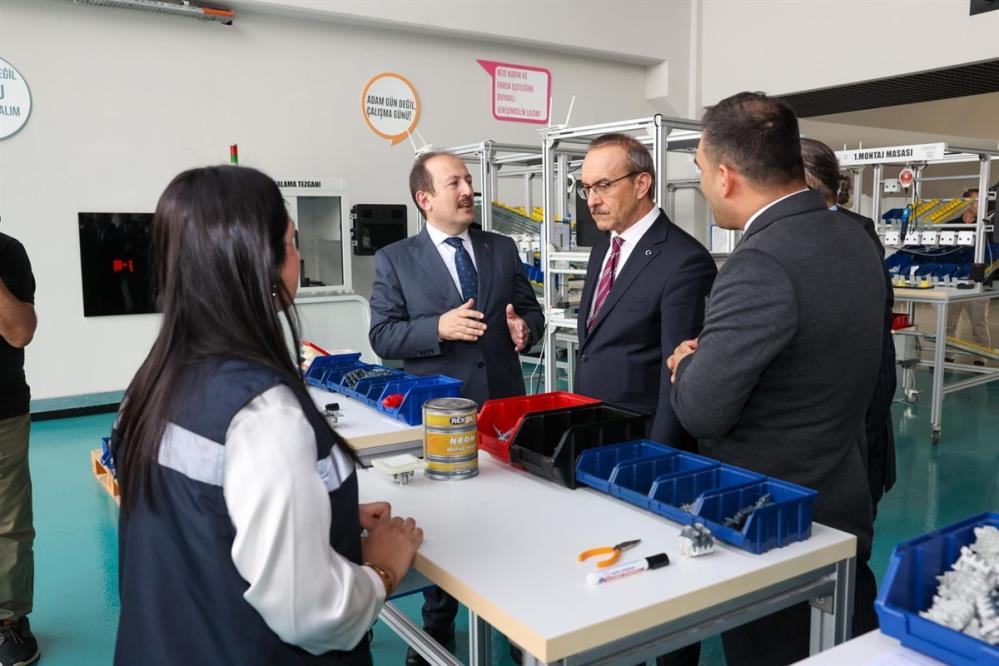 Vali Pehlivan ile Vali Yavuz, Model Fabrika ve Yenilik Merkezi'ni ziyaret etti