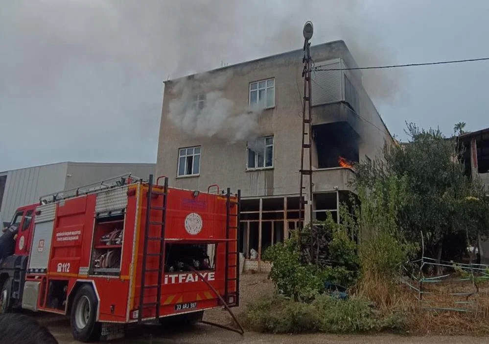 Ev yangınında mahsur kalan kadın kurtarıldı